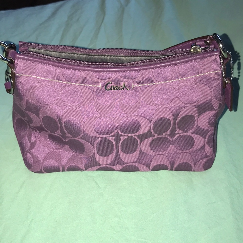 Cute little coach bag! Only used once or twice